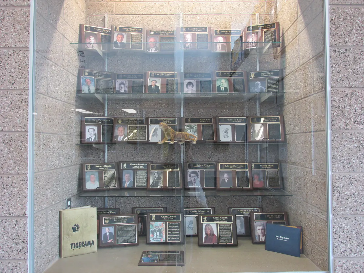 美国高中校队奖杯与体育荣誉展示