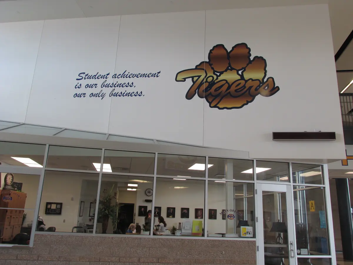 美国高中大厅与学生成果展示入口