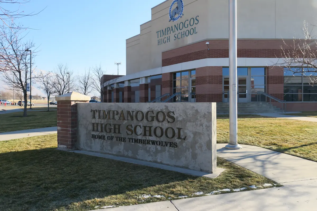 Timpanogos High School校名牌与教学楼