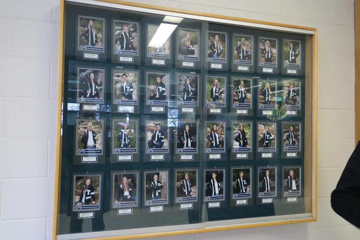 Timpanogos High School 学生荣誉与校园历史照片墙