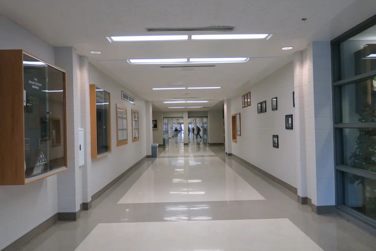 Timpanogos High School 教学楼走廊与校园展示