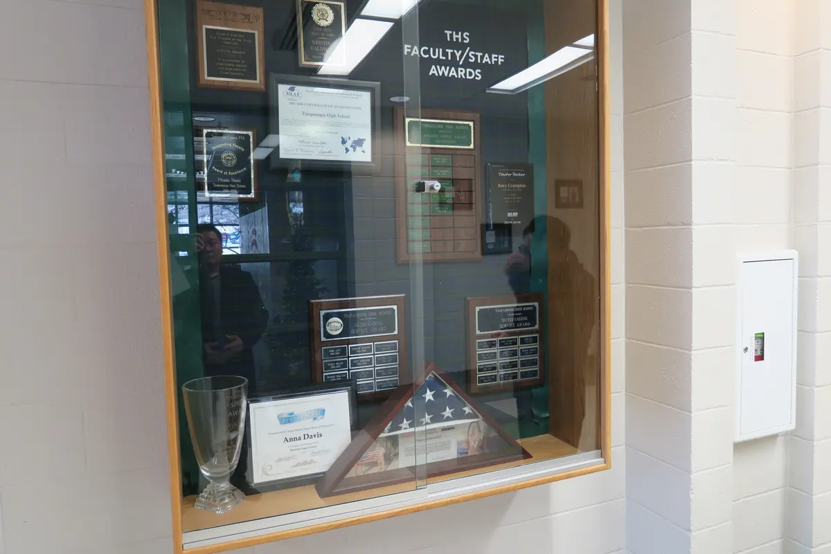 Timpanogos High School 教职员工荣誉与校园历史展示