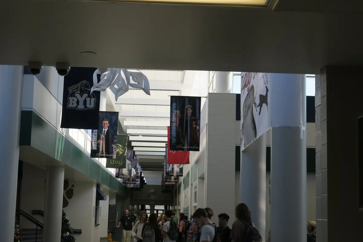 Timpanogos High School 主大厅与学生日常校园活动