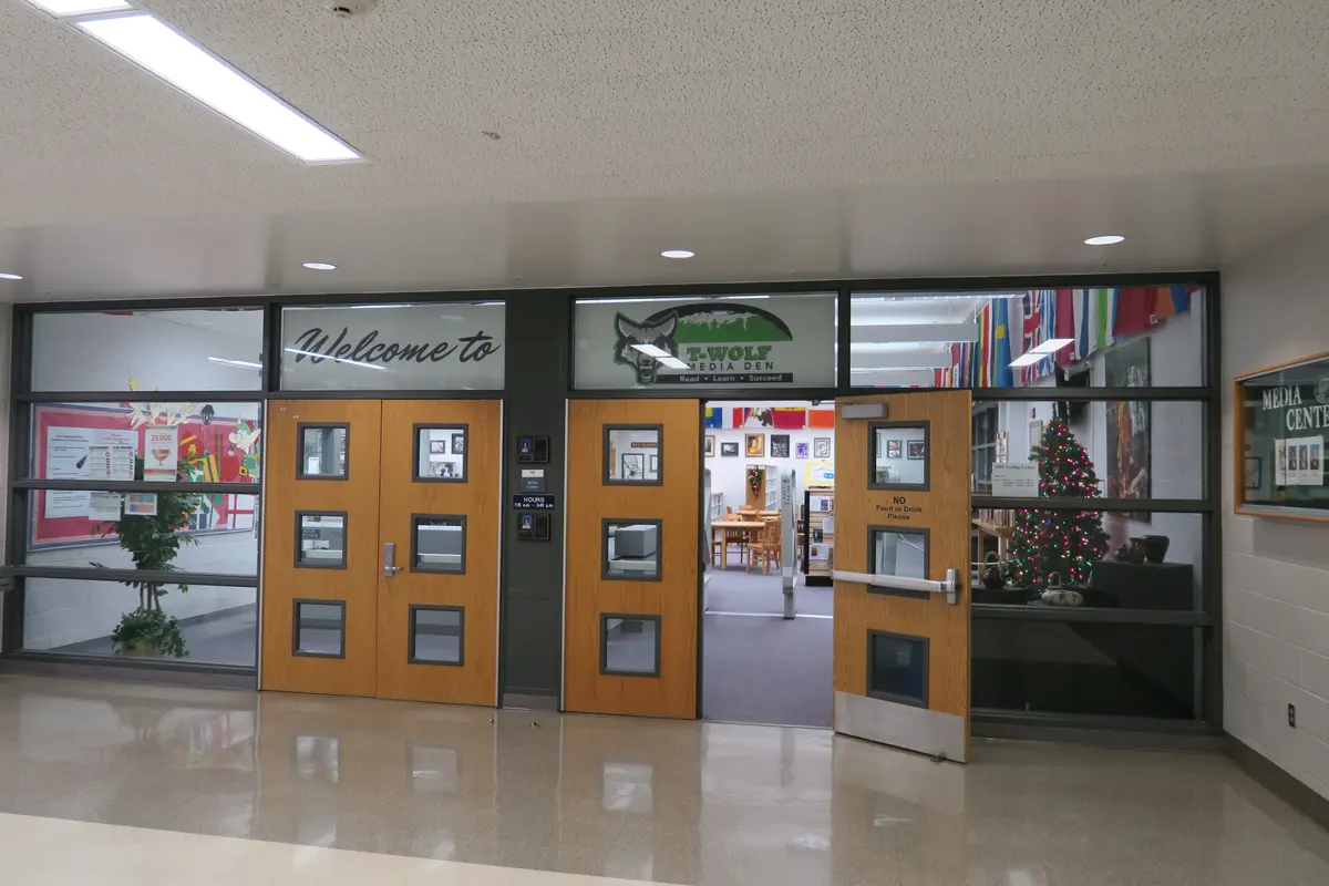 Timpanogos High School 教学楼入口与校园展示