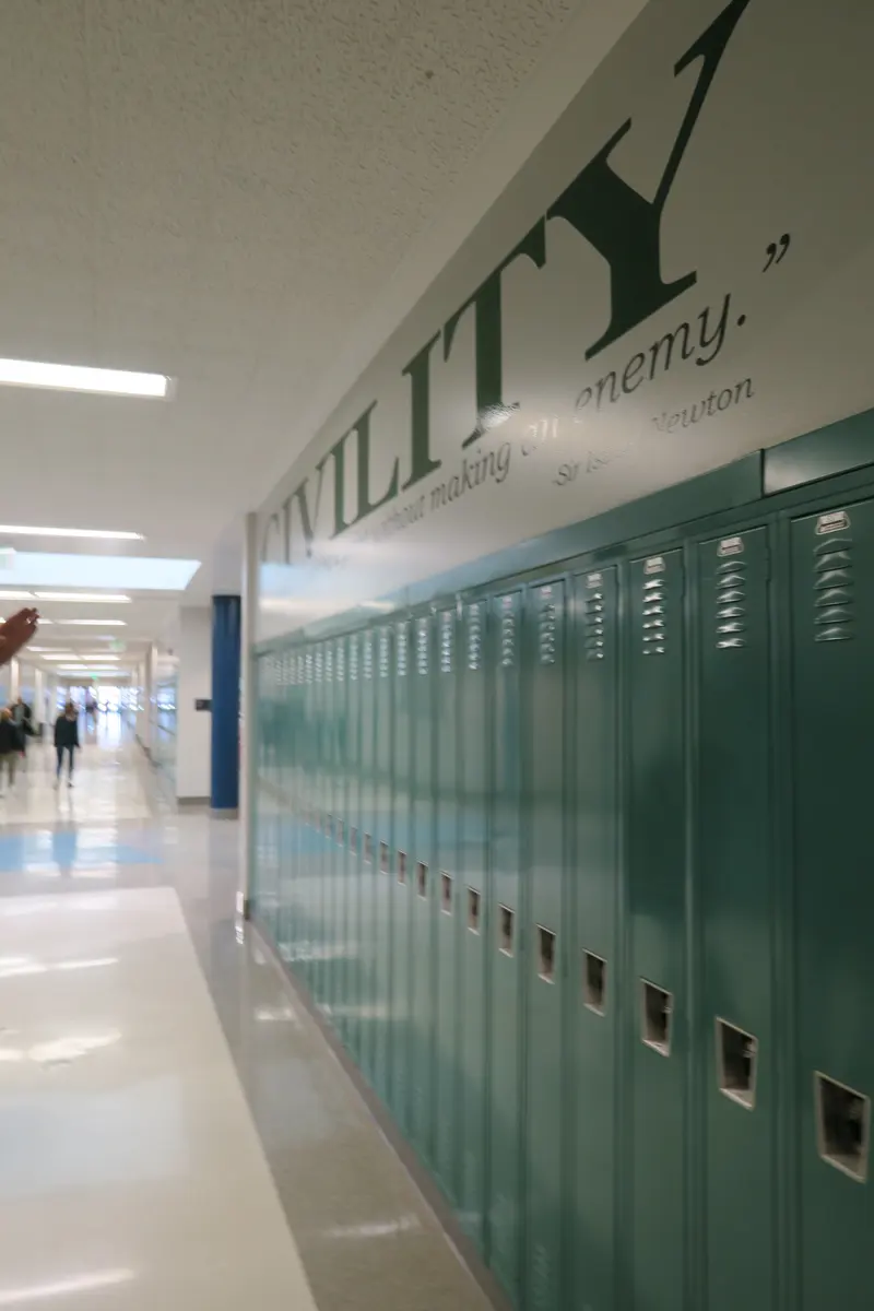 Timpanogos High School 学生储物柜与教学楼走廊