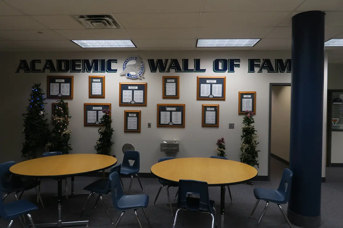 Timpanogos High School 校友荣誉墙与公共学习区