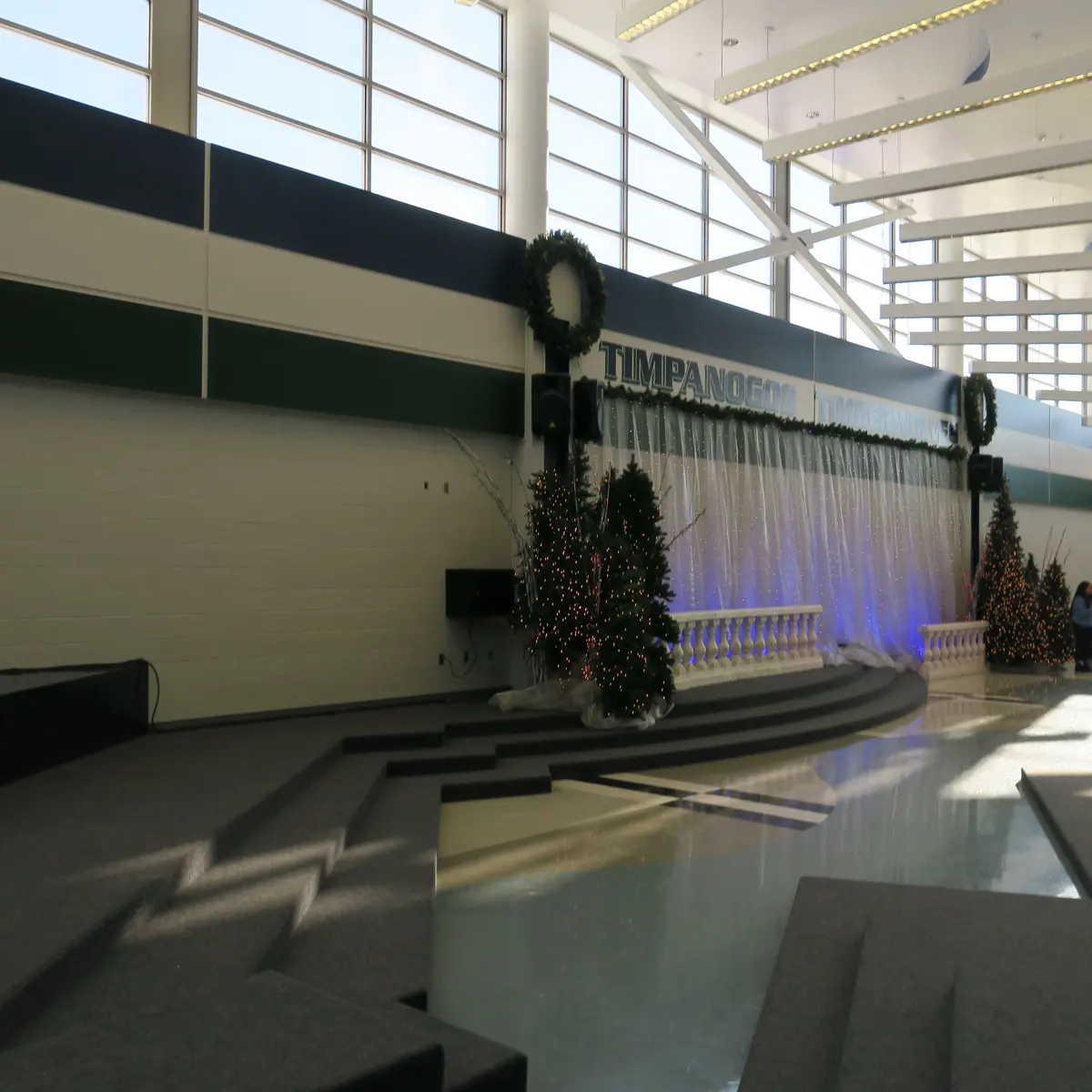 Timpanogos High School 礼堂舞台与校园活动空间