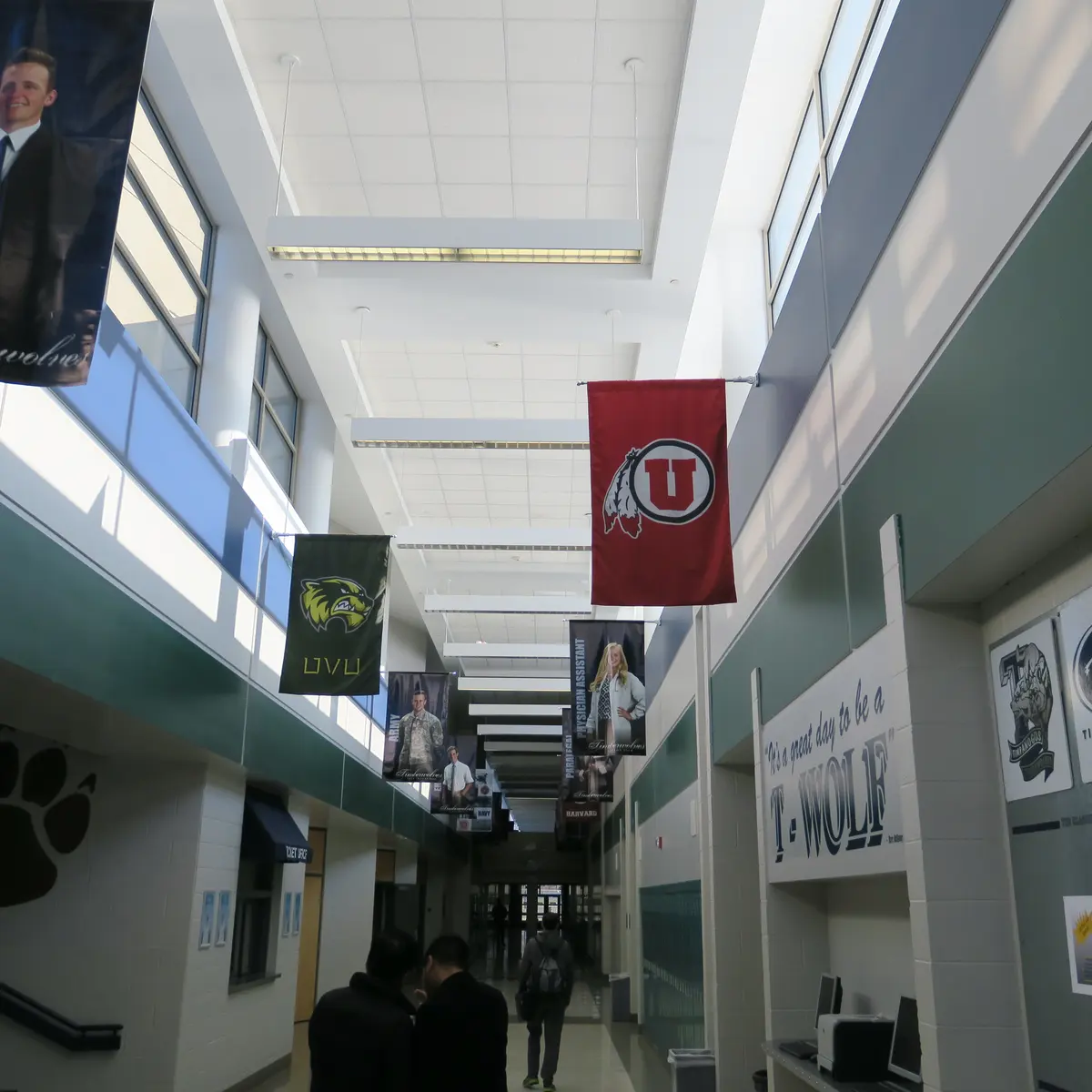 犹他谷大学教学楼公共大厅与校园标识