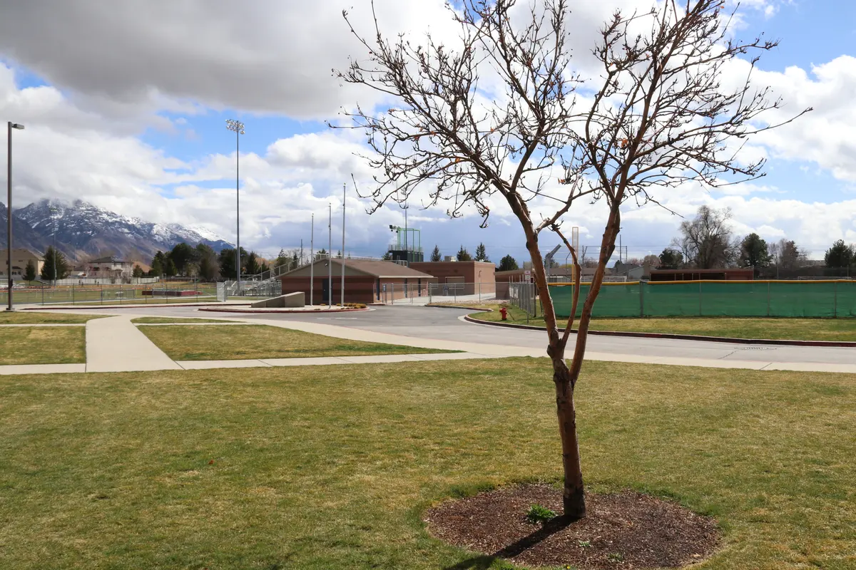 Timpanogos High School校园草地与运动区域