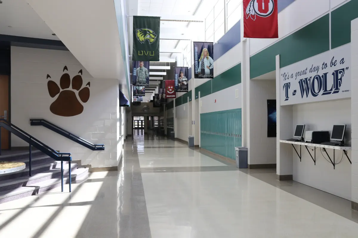 Timpanogos High School 校内走廊与学校视觉标识