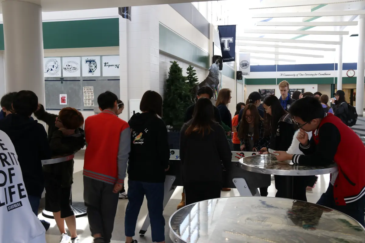 学生在 Timpanogos High School 参加校内集体活动或交流