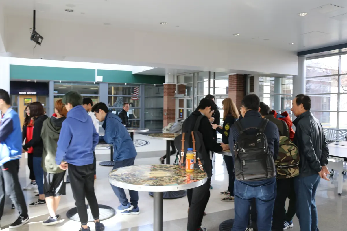 学生与项目人员在 Timpanogos High School 校内参加集体交流活动