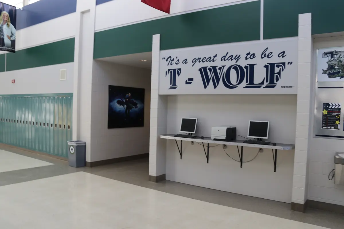 Timpanogos High School 校内技术设备与校园文化展示区