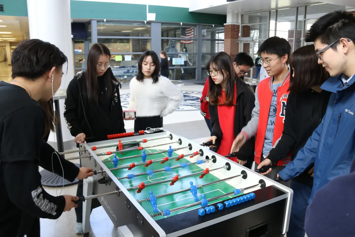 学生在 Timpanogos High School 参加桌上足球活动