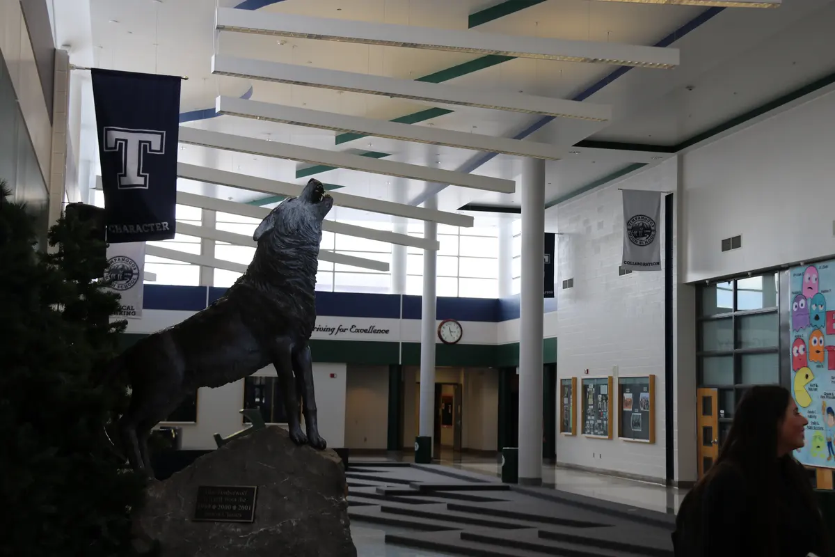 Timpanogos High School 校内狼形吉祥物与主大厅