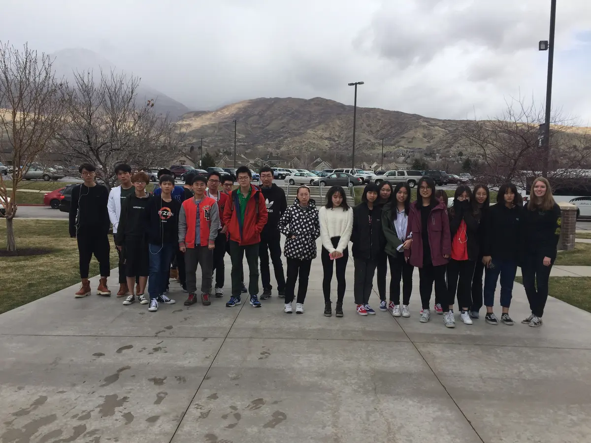 学生与项目人员在 Timpanogos High School 校园集体合影