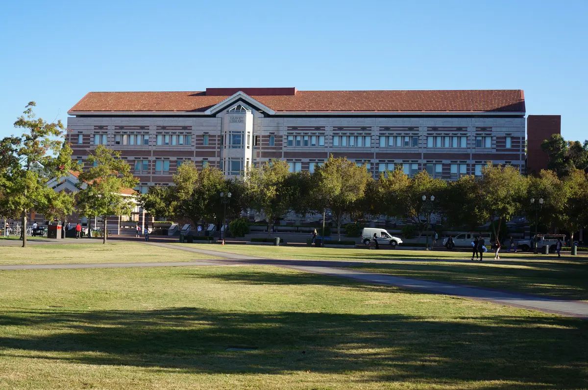 美国大学教学楼、草坪与秋季校园全景