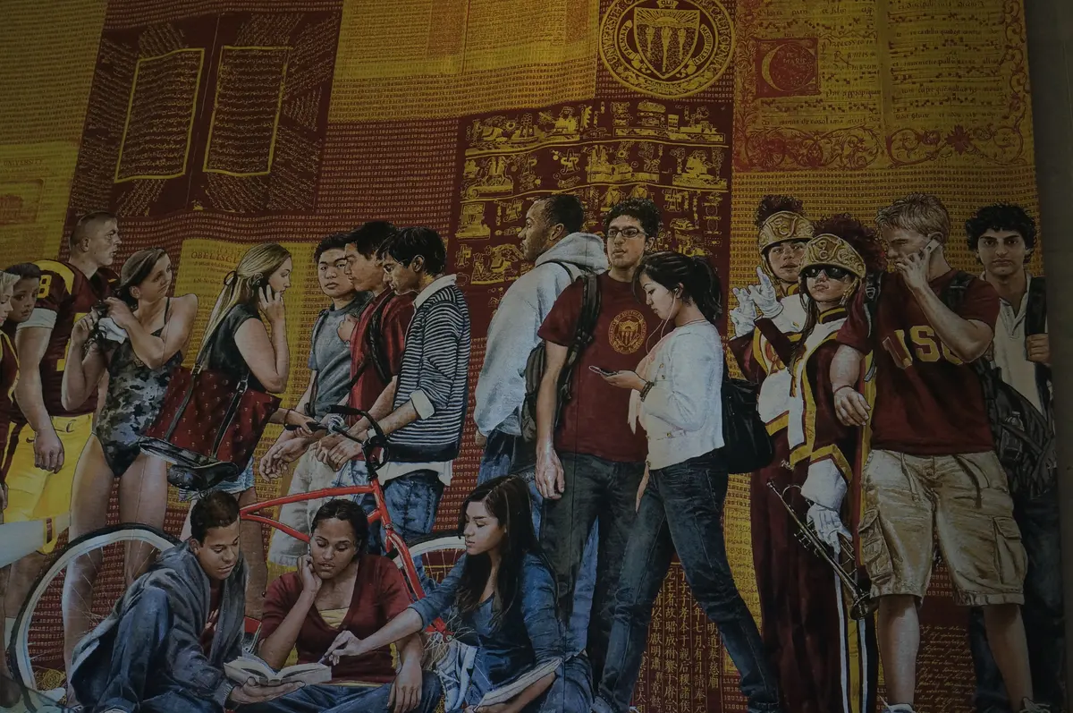 南加州大学校园内的历史主题壁画与参访学生