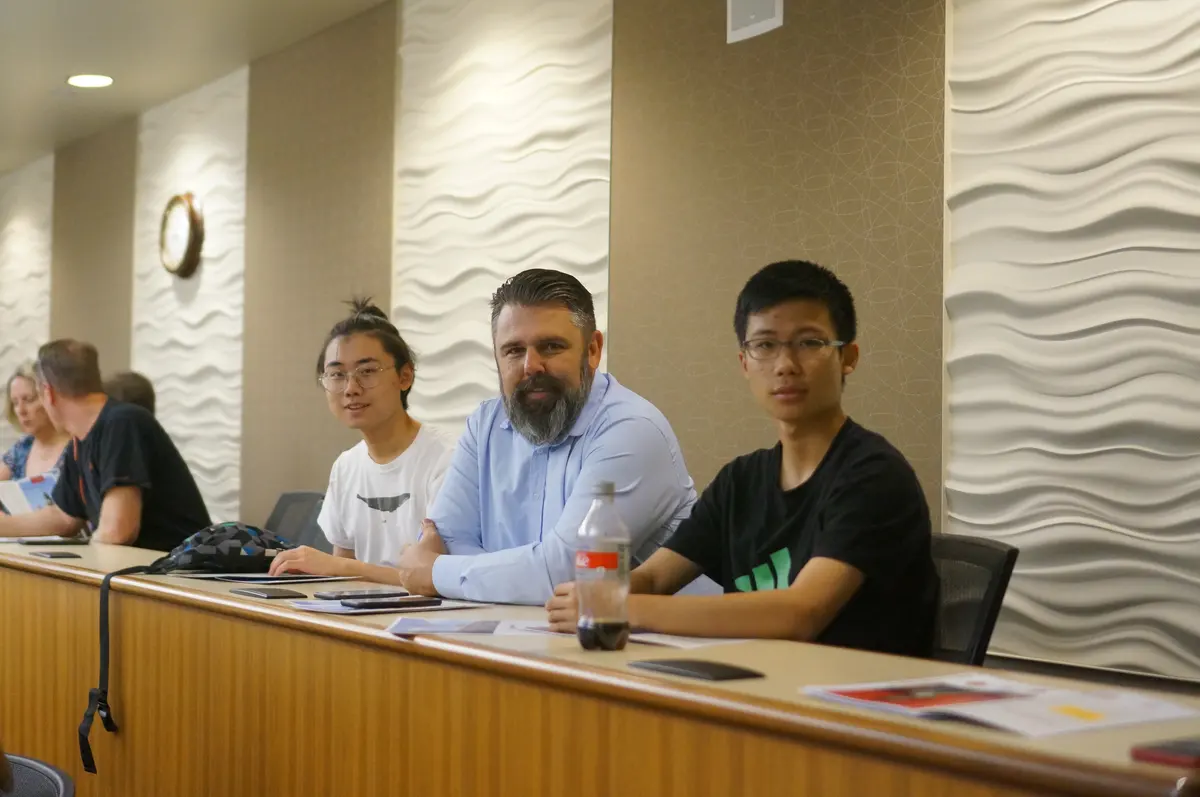 学生与教师在美国大学课堂或研讨空间参加交流活动
