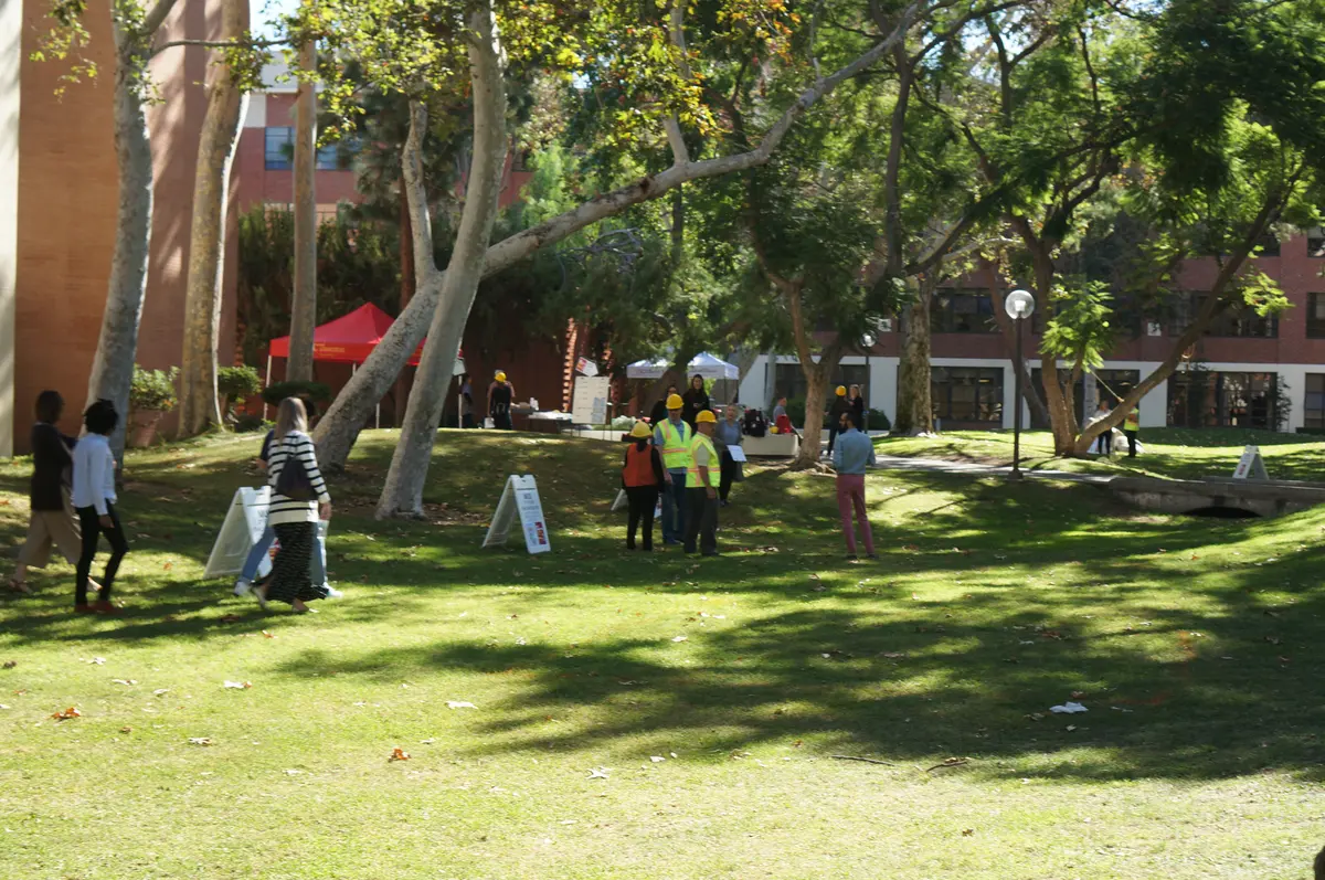 学生团队在南加州大学校园草坪参访