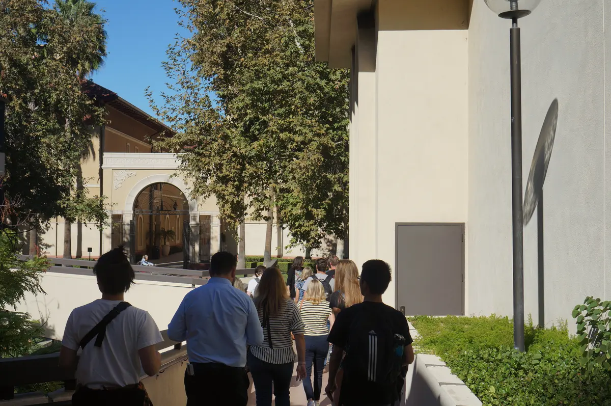 学生团队步行参访南加州大学校园