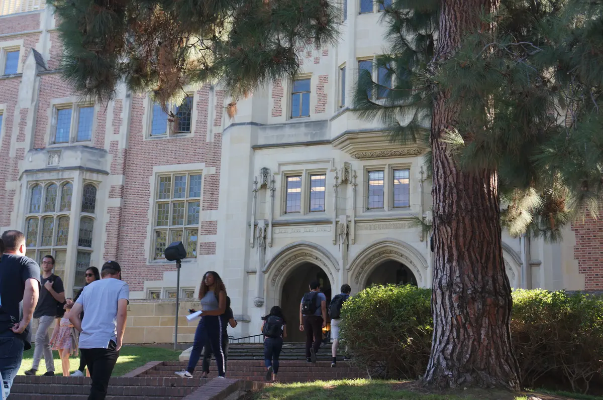 学生团队参访南加州大学历史教学楼