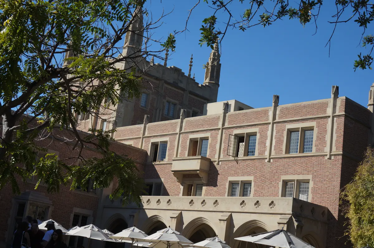 南加州大学校园历史建筑与树木环境