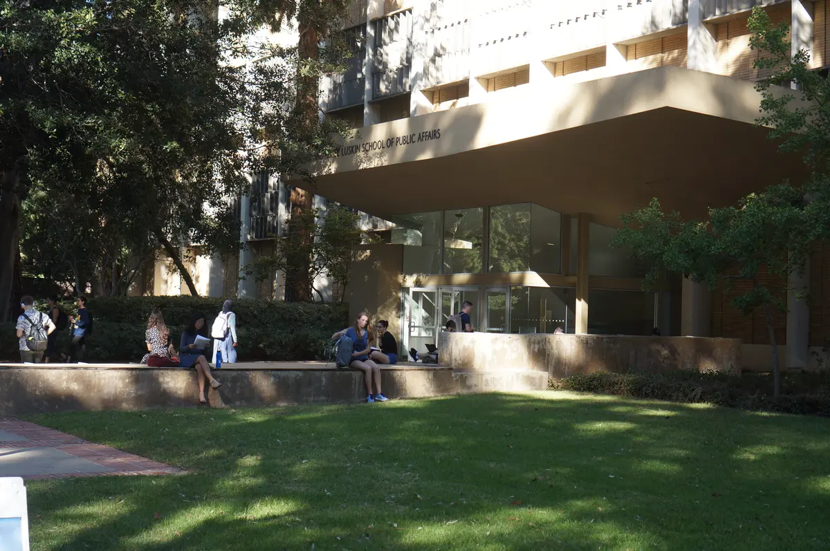 南加州大学校园草坪与教学楼