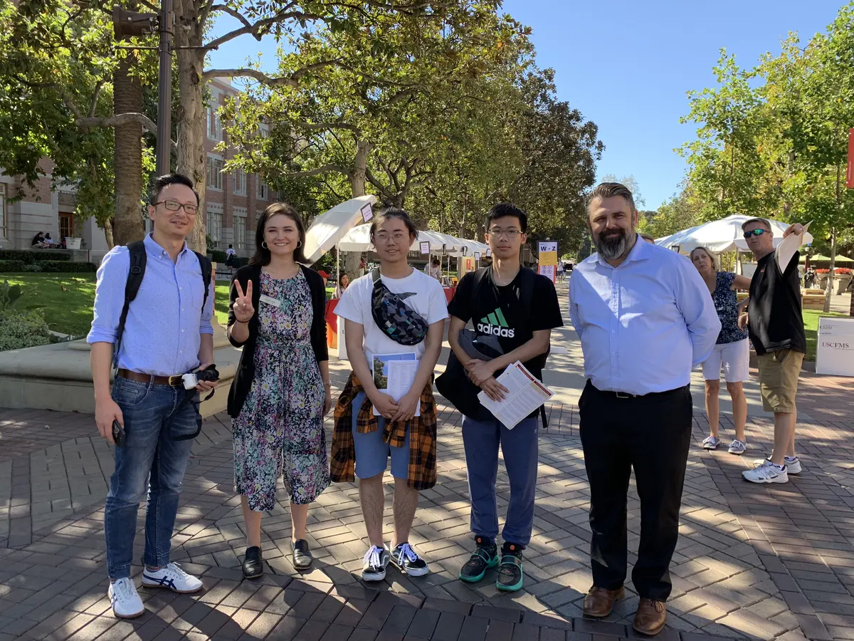 中美团队在美国校园参访期间合影