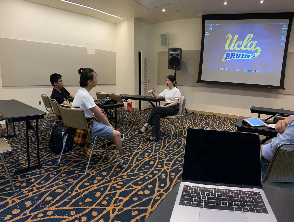 学生在UCLA访问期间参加校园介绍会