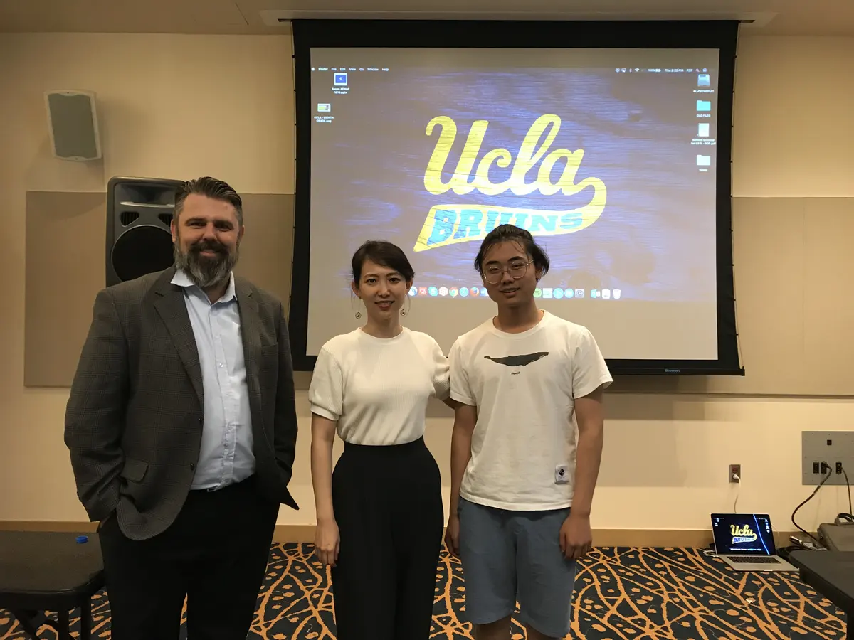 学生在UCLA访问期间与校园介绍人员合影