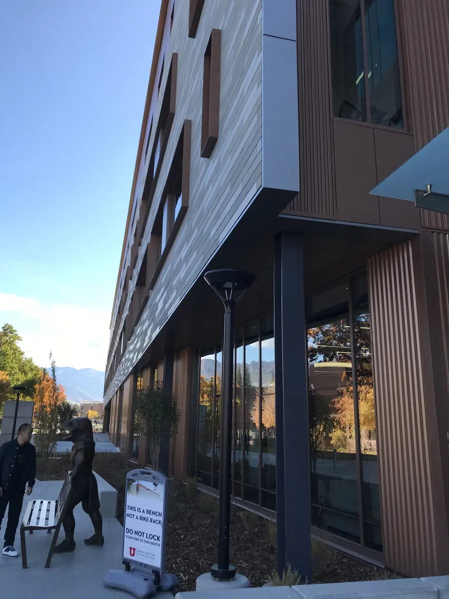美国大学现代教学楼外立面与秋季校园环境