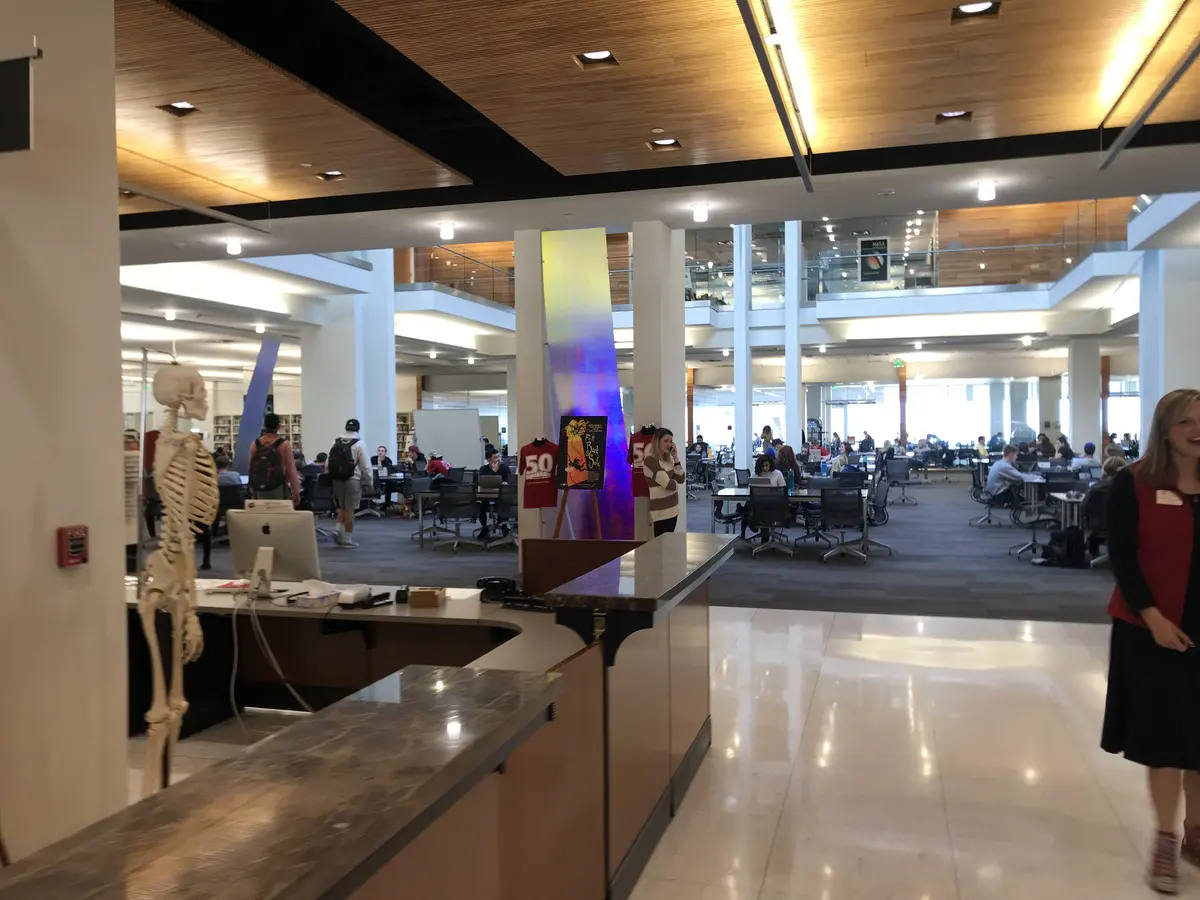 美国学生中心或校园餐厅内部公共空间
