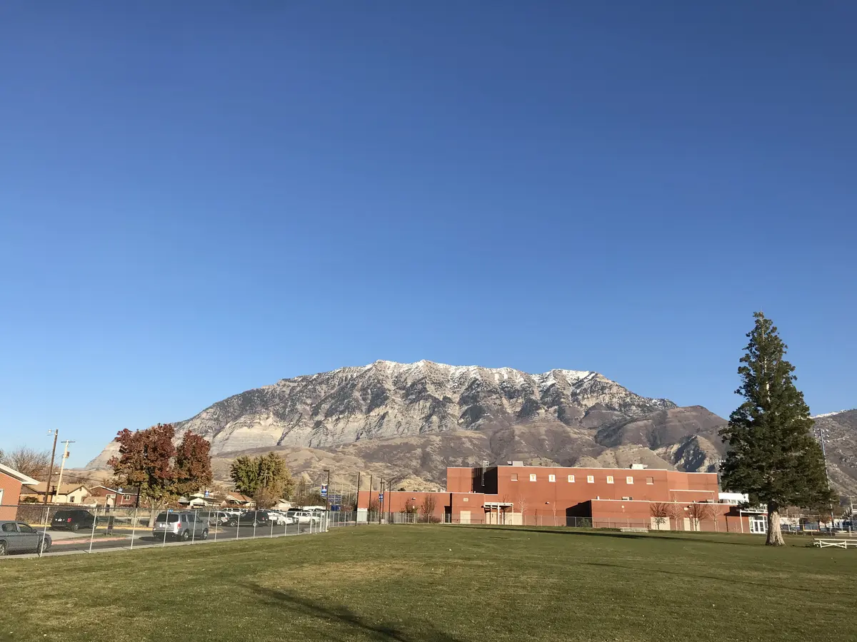 美国高中教学楼与山景