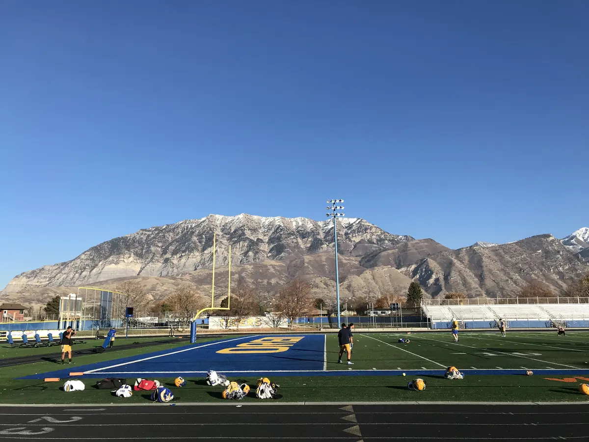 Orem High School 运动场、看台与山地环境全景