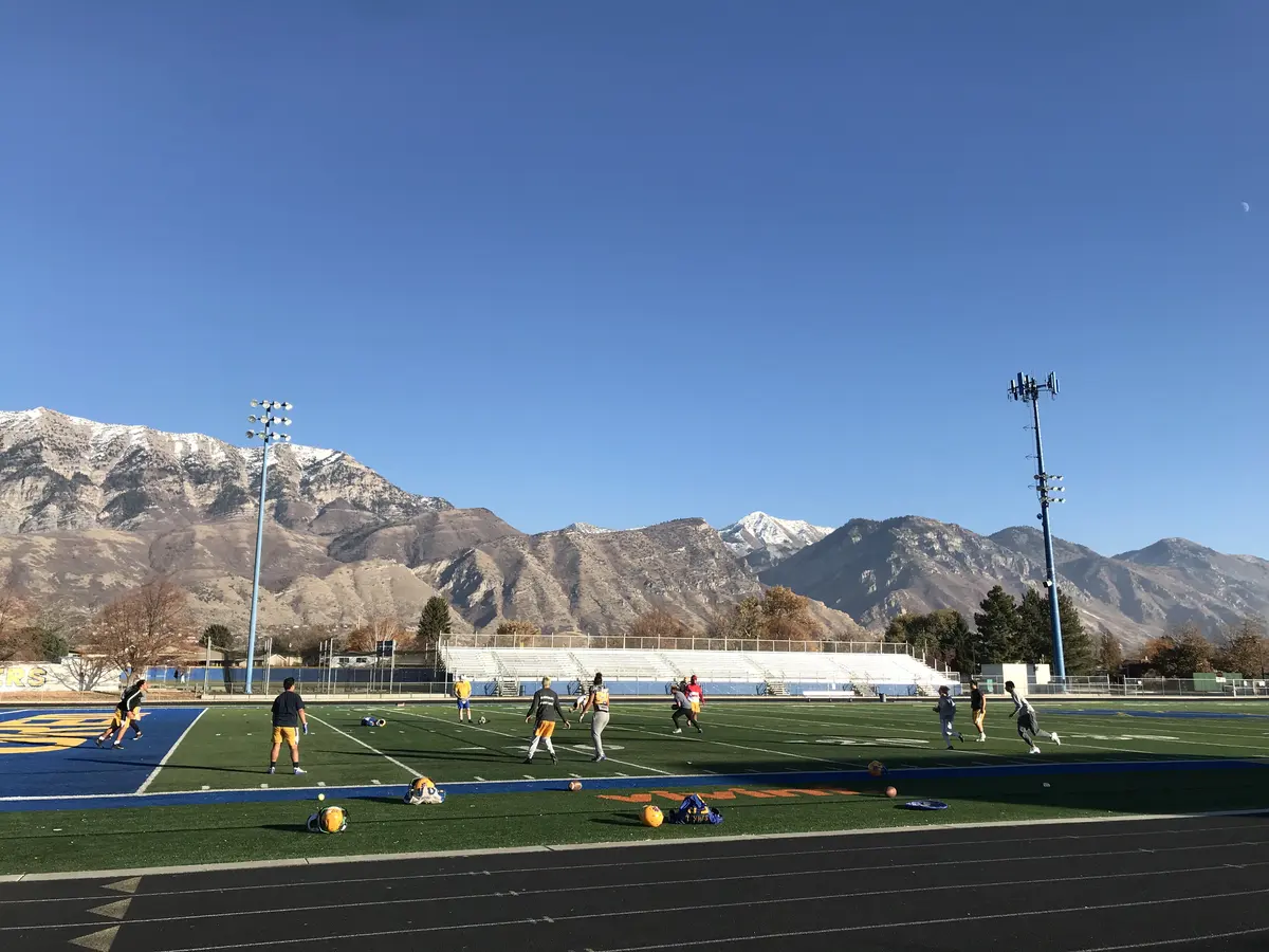 Orem High School 运动场与犹他州山景