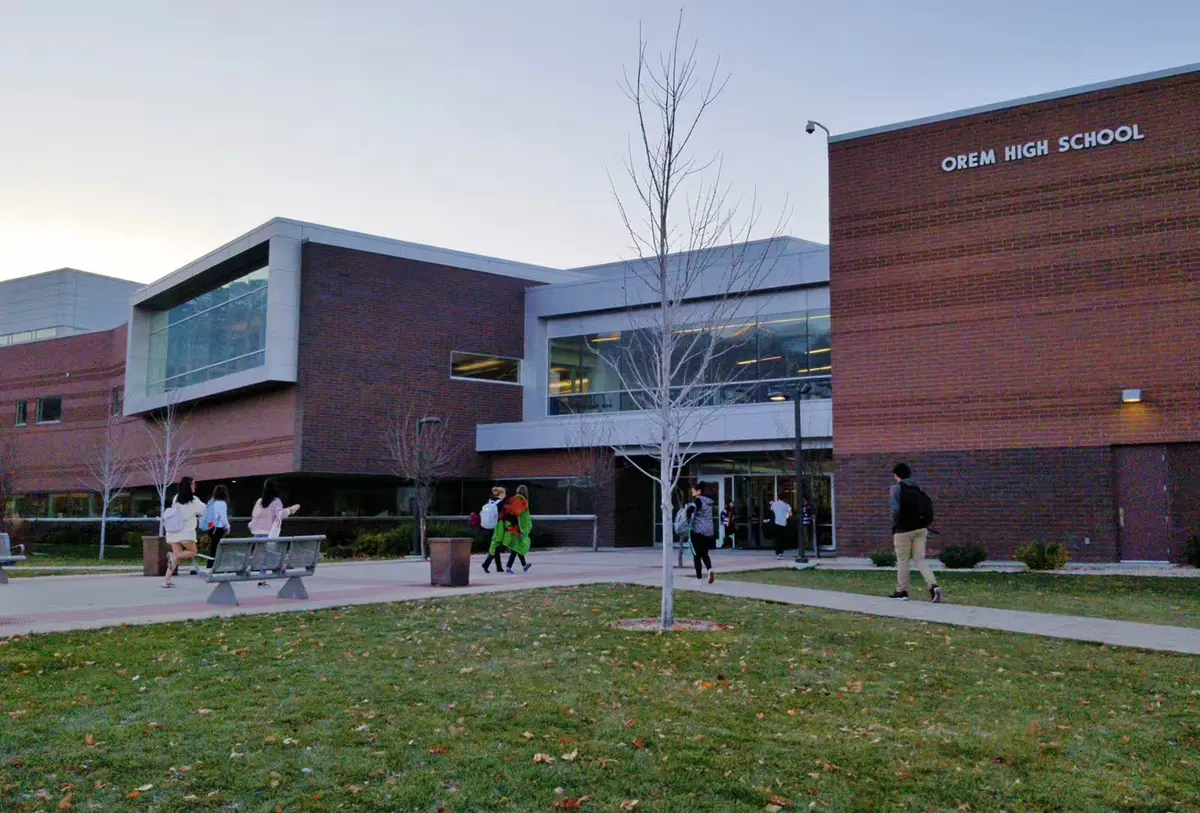 Orem High School 教学楼与校园入口