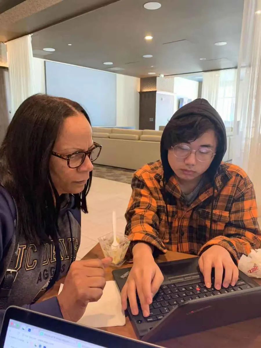 美国教师在住家或学习空间内辅导中国学生