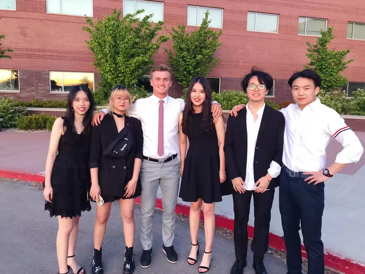 中外学生在美国高中正式活动或毕业舞会前合影