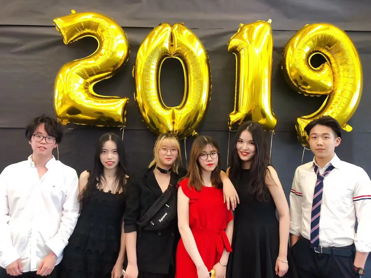 中外学生在2019年美国高中正式活动中合影