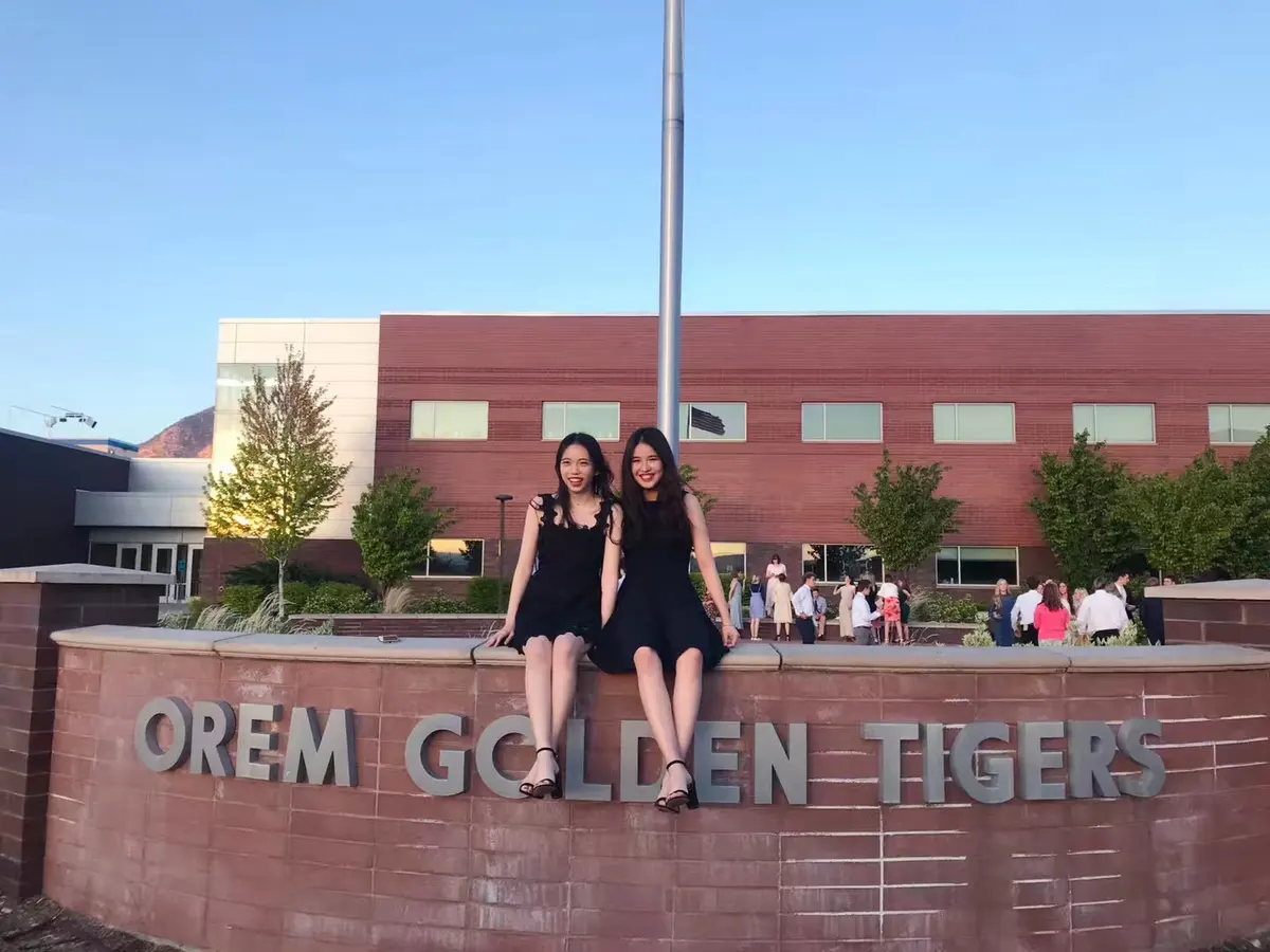 学生在 Orem High School 校名墙前合影