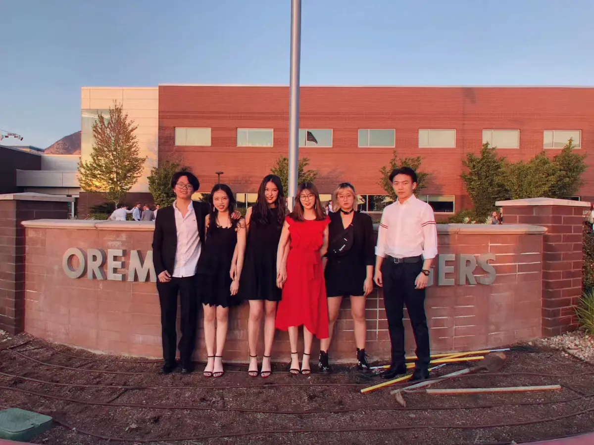 中外学生在 Orem High School 校名墙前集体合影