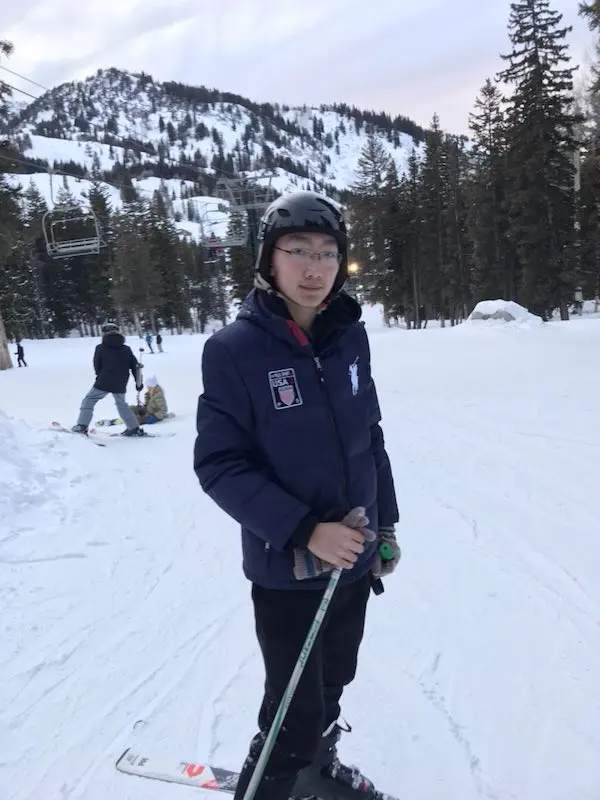 学生在美国雪场参加滑雪活动