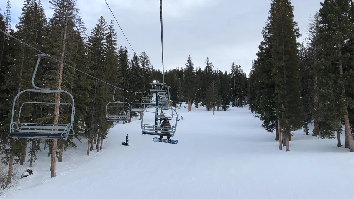 犹他州雪场缆车、雪道与冬季森林环境
