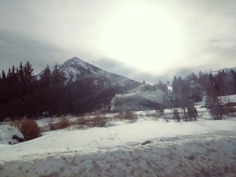 犹他州雪山、道路与冬季景观