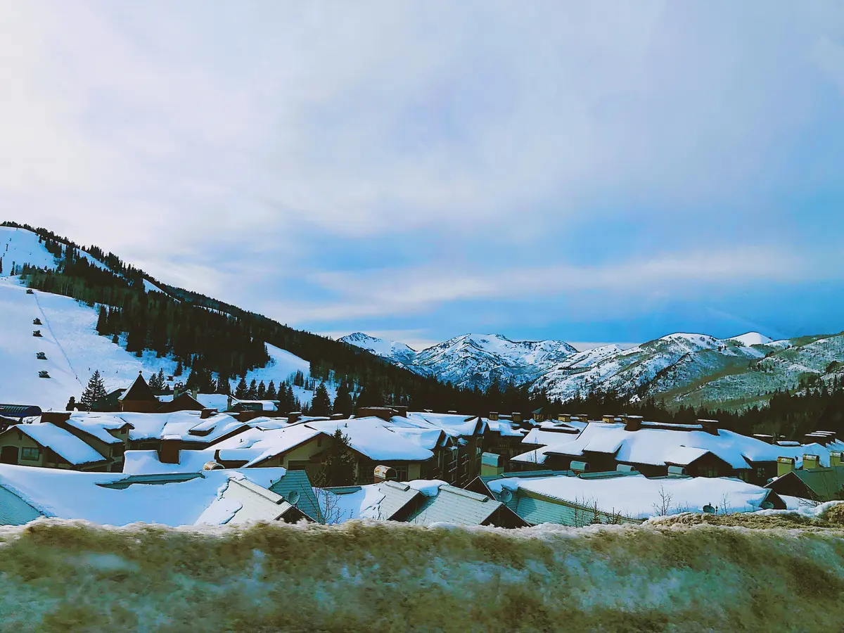 犹他州冬季雪山、社区与校园周边景观