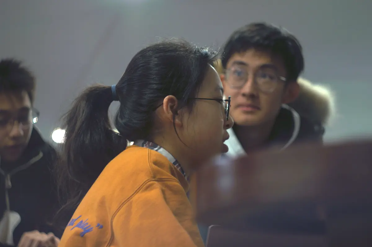 学生在课堂内参加双向学习或交流活动