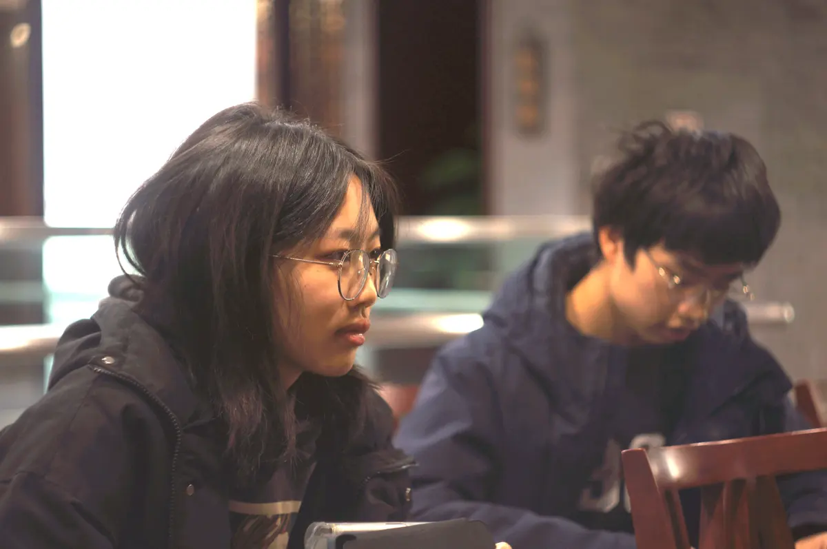 两名学生在课堂内参加双向学习或交流活动