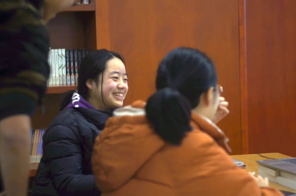 学生在课堂内参加双向学习与小组交流