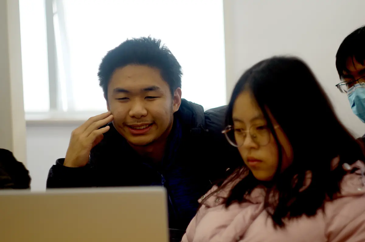 两名学生使用电脑参加双向课堂学习